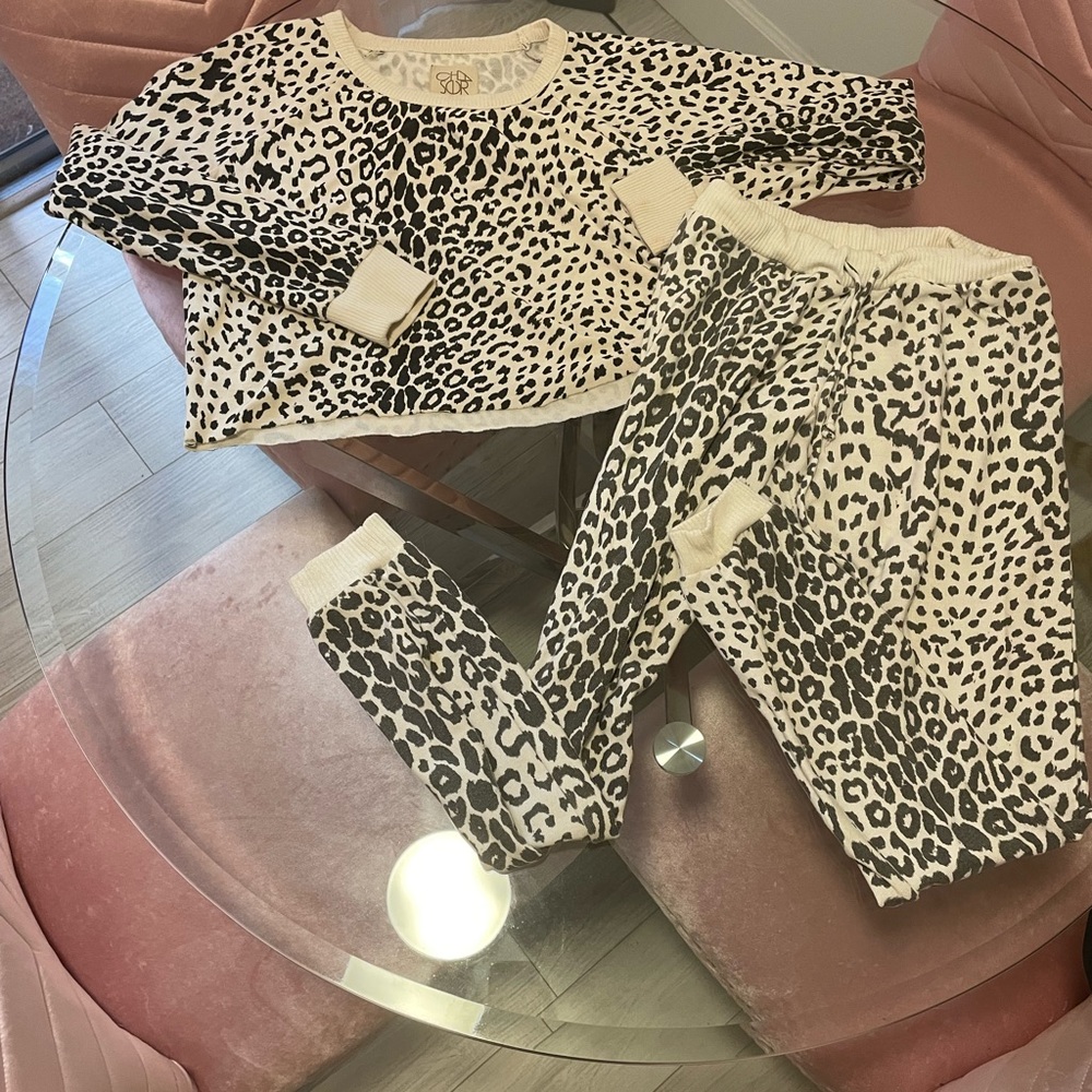 Chaser snow leopard Lounge outfit